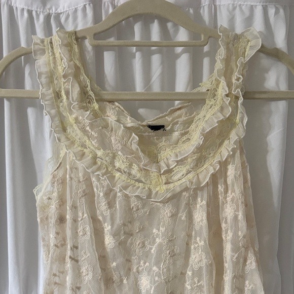 Cream Lace Ruffled Tank Top - Picture 2 of 4